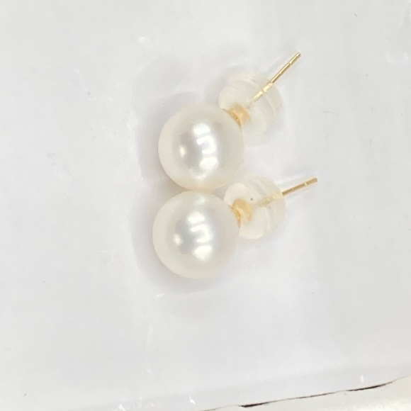 18k Yellow Gold Freshwater Pearl Stud Earrings 7mm - Picture 2 of 5